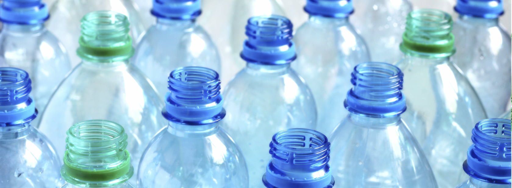 Blue And Green Plastic Bottles E1418657835949 مجلة نقطة العلمية