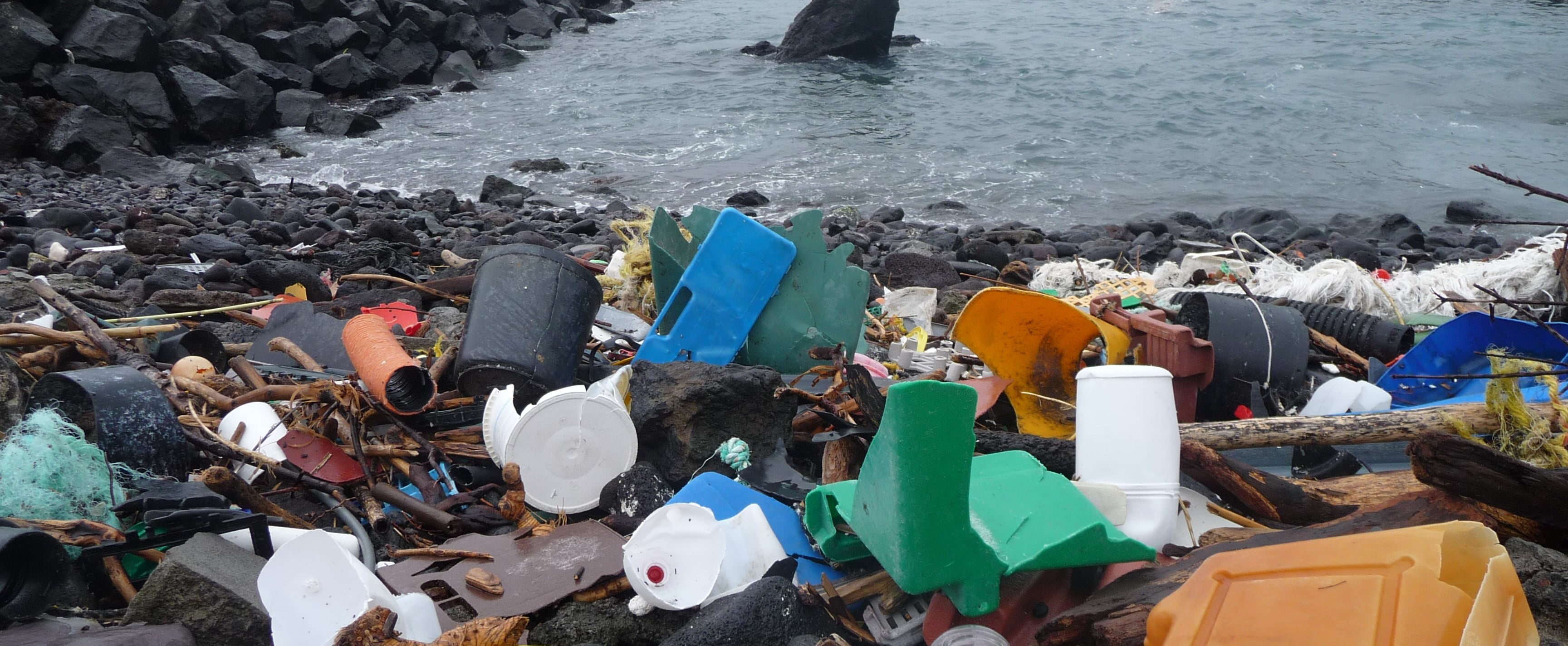 Plastic Debris That Has Washed Up Along The Shore Of The Azores Photo Courtesy Of 5 Gyres E1419868470669 مجلة نقطة العلمية