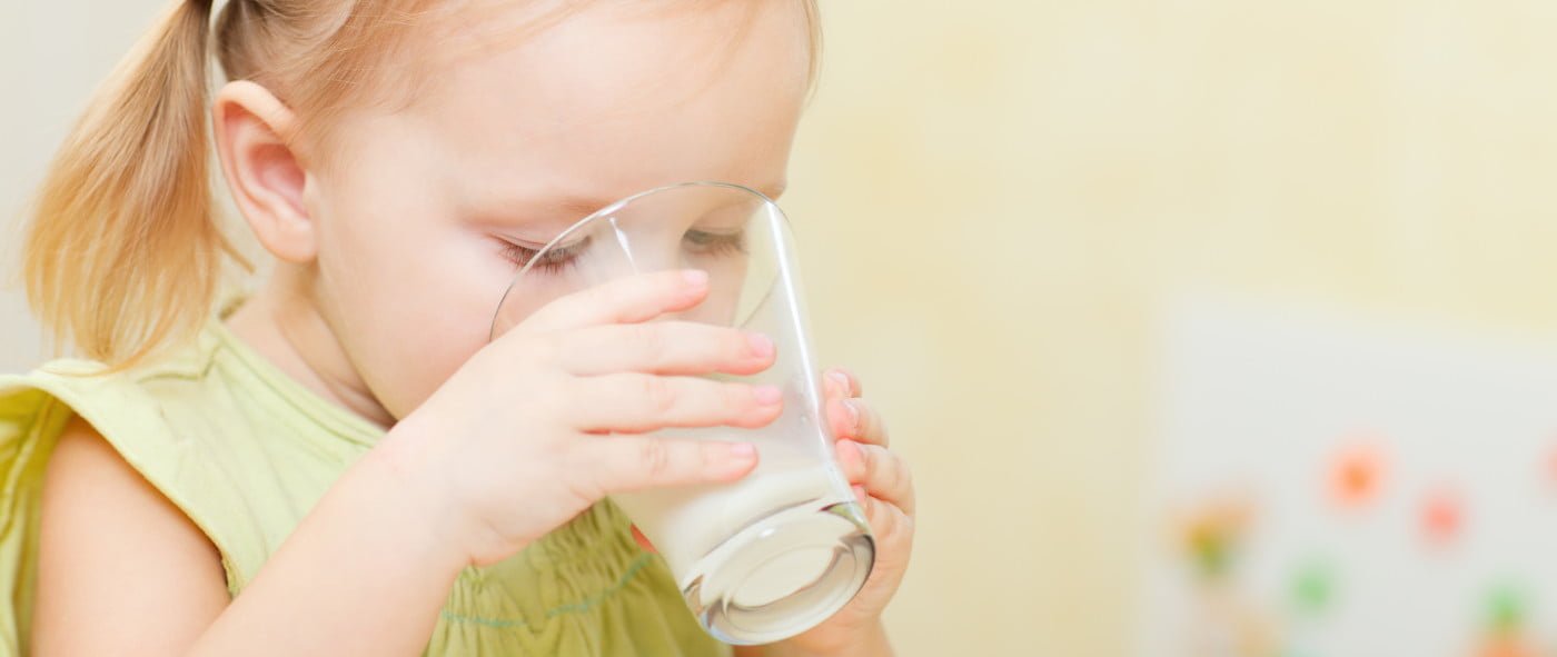 Girl Drinking Milk E1422861053515 مجلة نقطة العلمية