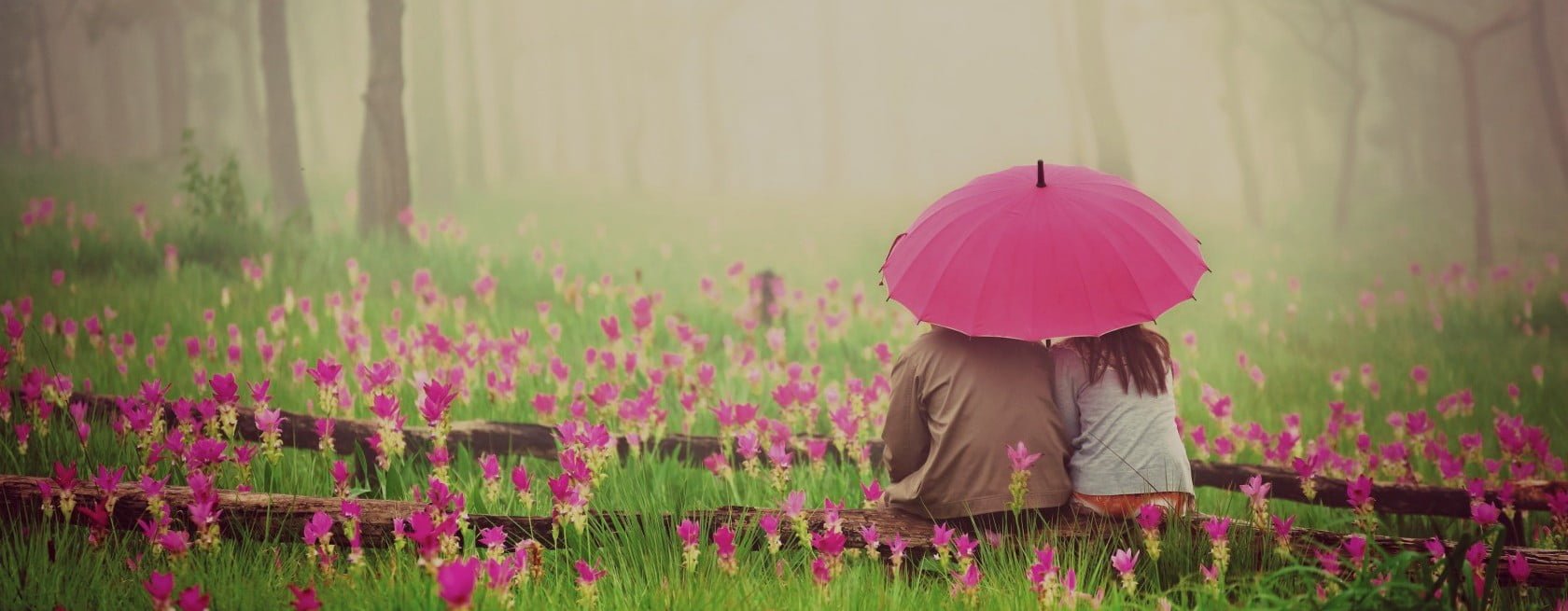 love couple with pink umbrella e1437978137522 20 عادة سيئة يمكن أن تؤذي علاقتك بمن تحب مجلة نقطة العلمية