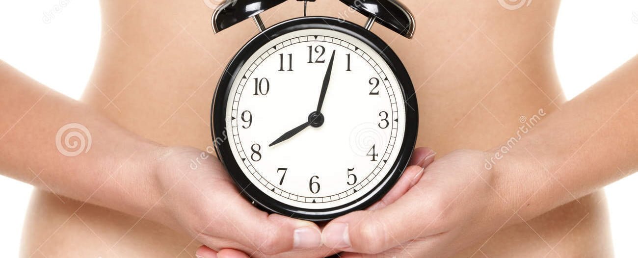 biological clock ticking woman holding watch front stomach pregnancy concept female hands 32331098 e1438848043367 أصل الساعات البيولوجية "بحث دقيق في تاريخ تطور الساعات البيولوجية" مجلة نقطة العلمية