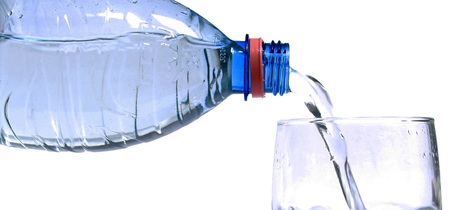 Drinking Water Pet To Glass E1444459345293 مجلة نقطة العلمية