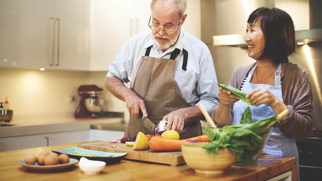 elderly couple cooking healthy food in kitchen 1514502692216 9819145 ver1.0 1280 720 8 طرق لتناول طعام صحي ونظيف مجلة نقطة العلمية