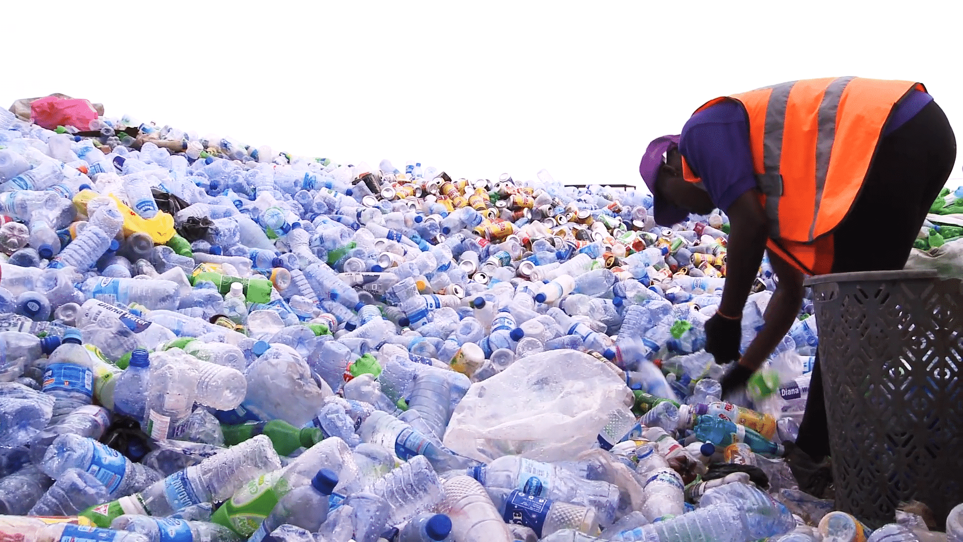 recycling in africa employee sorts empty bottles and containers at recycling center 1080p hd lagos nigeria circa may 2014 4kqbg8 a F0000 ثورةٌ قادمةٌ في عالم إعادة تدوير النفايات مجلة نقطة العلمية