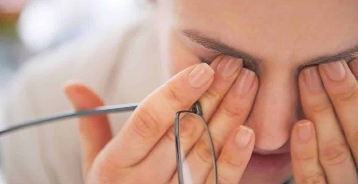 bigstock eye strain glasses tired 68342218 e1541659513700 إليك بعض النصائح للحفاظ على عينيك في صحة جيدة مجلة نقطة العلمية