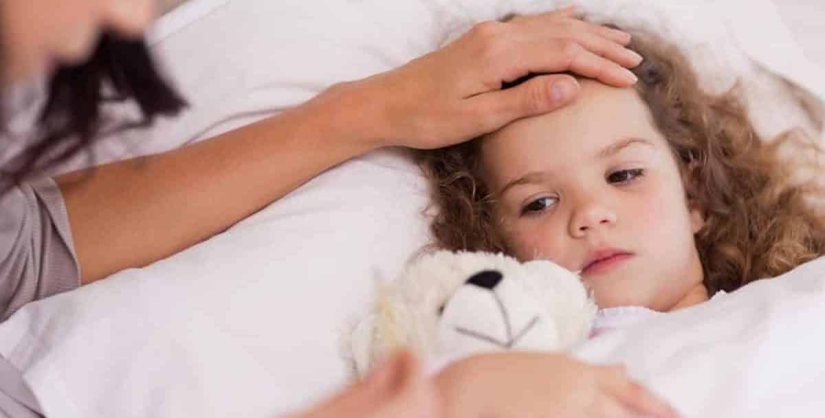 sick child ill stock e1542066209337 تعرّف على بعض الأعراض الشائعة لدى الأطفال والرضع مجلة نقطة العلمية