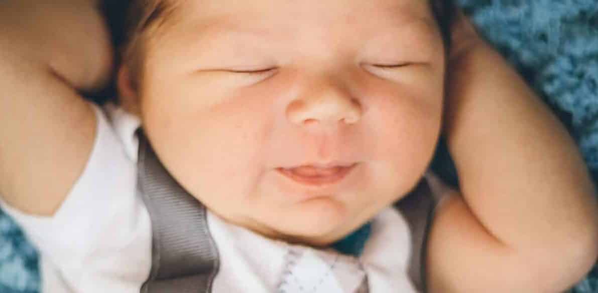 baby sleep myths 2160X1200 e1545219715568 بعض الأمور التي عليك إتباعها لضمان نوم آمن و هنيئ لطفلك مجلة نقطة العلمية