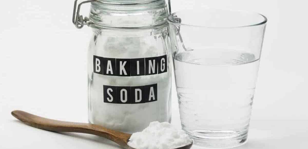 baking soda water and wooden spoon 1296x728 e1543665009567 الاستخدامات الصحية والجمالية للبيكنج صودا مجلة نقطة العلمية