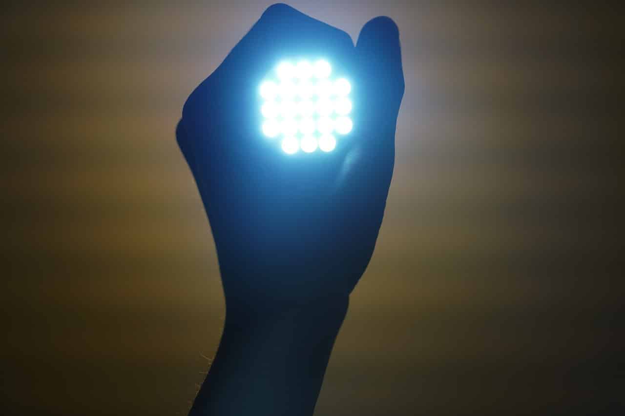 33681344 30972913 بعض أنواع إضاءة LED تشكل خطرا على شبكية العين مجلة نقطة العلمية