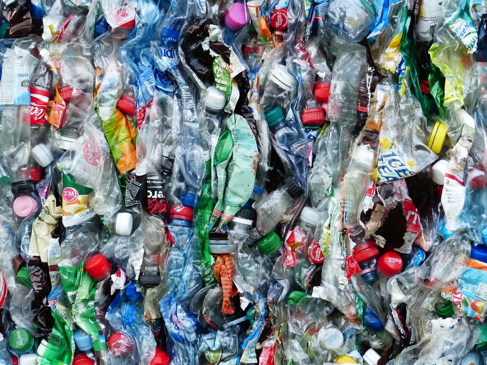bouteilles plastiques تنزانيا تمر إلى المرحلة الثانية من حظر الأكياس البلاستيكية مجلة نقطة العلمية