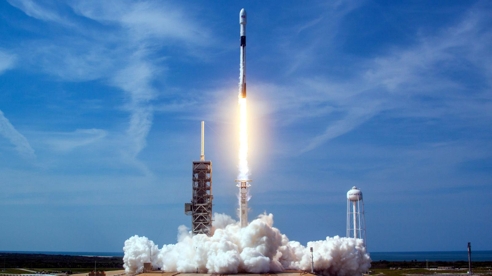 SpaceX Elon Musk Falcon 9 rocket launch Telesat Telstar 16 ما الذي تعرف عن القمر الصناعي المصري الجديد NARSSCube-2 مجلة نقطة العلمية