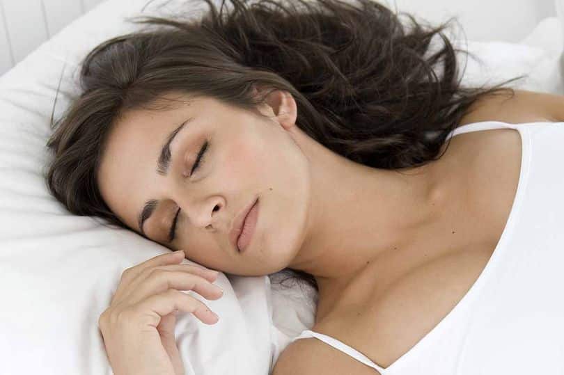 0 Young woman sleeping in bed إذا كنت تنام أكثر من 9 ساعات فأنت أكثر عرضة بنسبة 23٪ للجلطة الدماغية مجلة نقطة العلمية