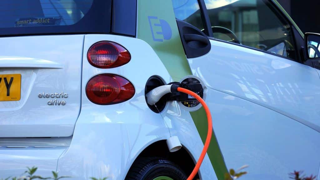 voiture electrique rechargement ما هي الأكثر تلويثا....السيارة الكهربائية أم السيارة العادية؟ مجلة نقطة العلمية