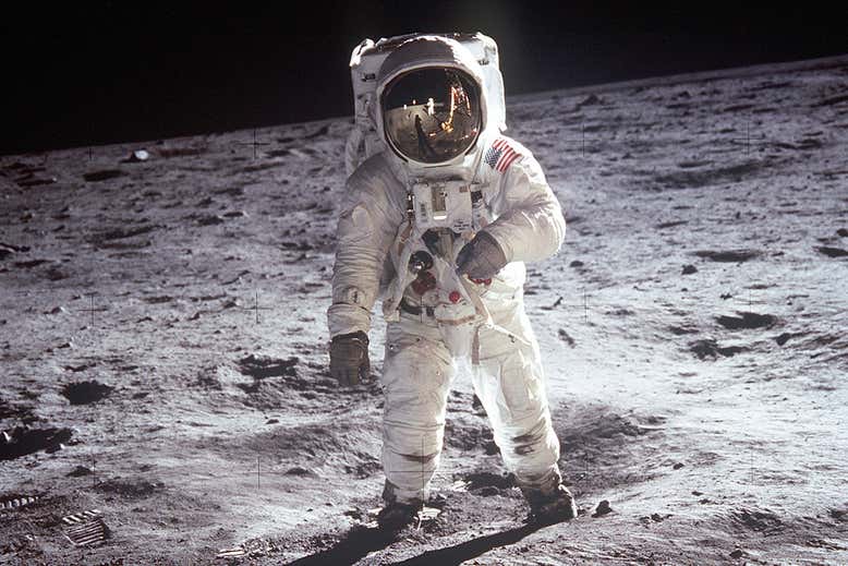 Apollo 11 Web مجلة نقطة العلمية
