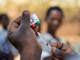 تجارب اللقاحات على الأفارقة
