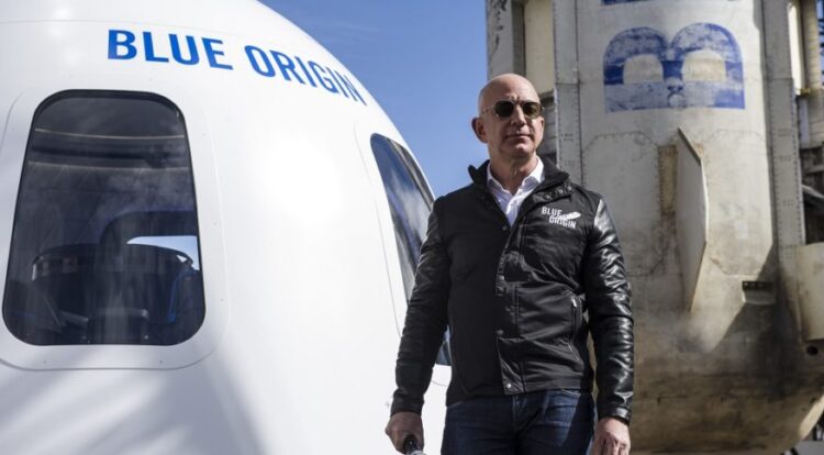 Jeff Bezos fondateur de Blue Origin 750x414 1 فيديو ..تابع إقلاع الملياردير جيف بيزوس إلى الفضاء مجلة نقطة العلمية