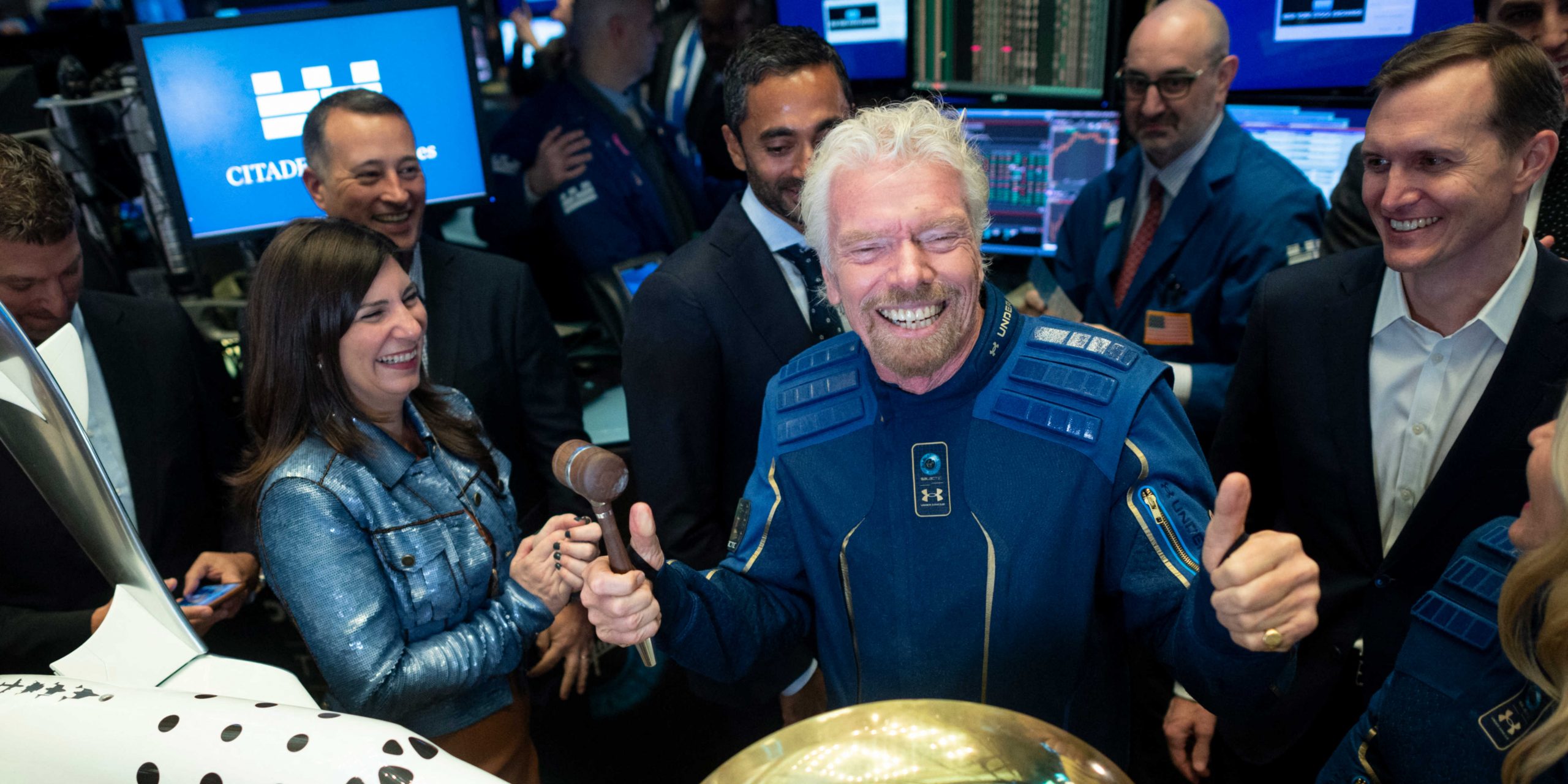 Richard Branson scaled 1 بعد رحلته الفضائية الناجحة..ريتشارد برانسون يقود الطريق إلى السياحة الفضائية مجلة نقطة العلمية