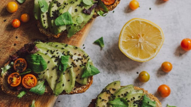 avocado toast 1 1 رغم فوائده العديدة..الآثار الجانبية السرية لتناول الكثير من الأفوكادو مجلة نقطة العلمية
