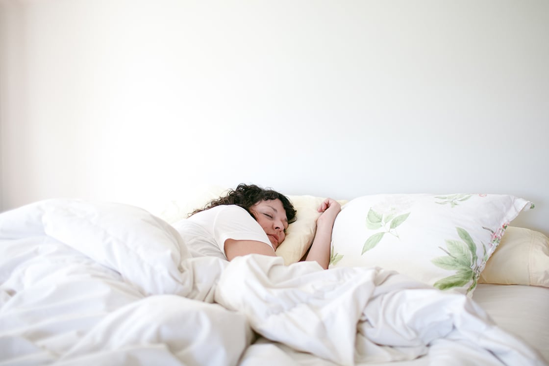 woman sleeping ما الذي يحدث في الدماغ أثناء النوم؟ مجلة نقطة العلمية
