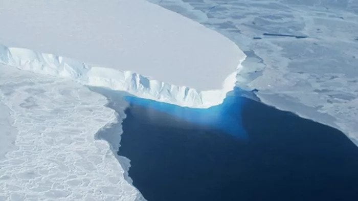 ezgif 3 ac0596e50aa7 اكتشاف سبب ذوبان نهر "ثويتس" الملقب بـ "نهر يوم القيامة الجليدي" مجلة نقطة العلمية