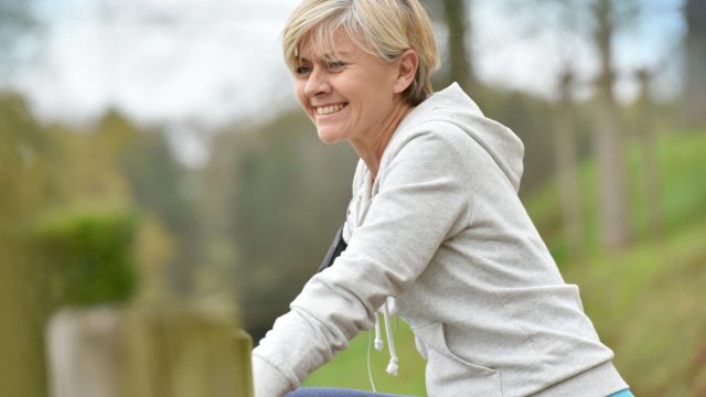 50 year old woman exercising happy 5 حيل سرية للاستمتاع بممارسة الرياضة بعد الـ50 عاما! مجلة نقطة العلمية