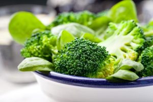 Broccoli Baby Spinach Green Beans Salad مجلة نقطة العلمية
