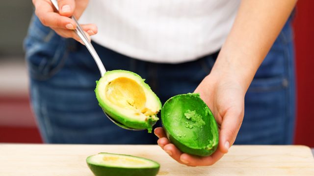 scooping avocado انتبه: 30 سببًا خفيًا يمنعك من التخلص من الوزن الزائد! مجلة نقطة العلمية