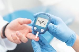 Doctor Check Blood Sugar Glucometer Diabetes مجلة نقطة العلمية