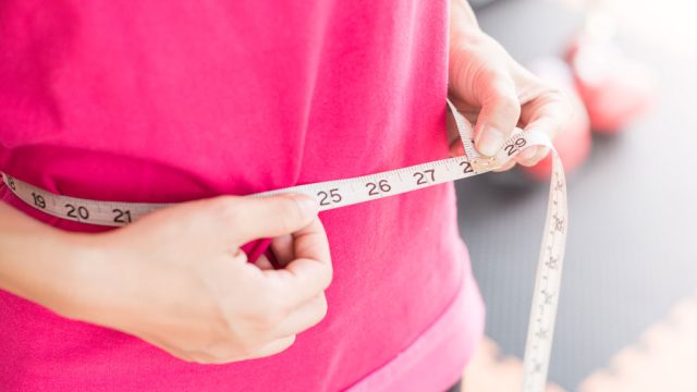 woman weight loss waistline belly fat measure 10 علامات تحذرك من وجود الكثير من الدهون بداخلك "الدهون الحشوية"! مجلة نقطة العلمية