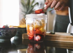Chopped Fruit In Blender Weight Loss Smoothie مجلة نقطة العلمية