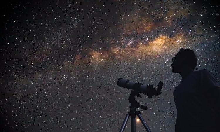 stargazing astronomer telescope 4كتب مفيدة ستساعدك في بداية رحلتك لدراسةعلم الفلك مجلة نقطة العلمية