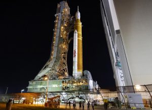 1000 1 صاروخ القمر الجديد التابع لناسا يصل إلى منصة الإطلاق مجلة نقطة العلمية