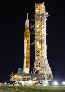 1000 2 صاروخ القمر الجديد التابع لناسا يصل إلى منصة الإطلاق مجلة نقطة العلمية