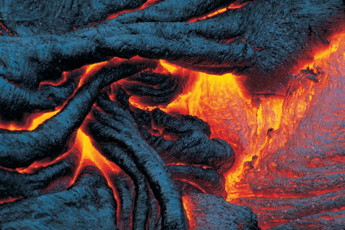 Molten Lava Flow الوشاح الأرضي ولغز سر تكوين الأرض وتطورها مجلة نقطة العلمية