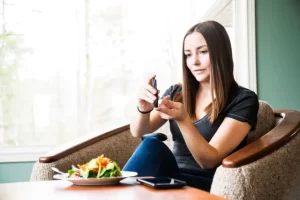 Woman Diabetes Salad مجلة نقطة العلمية