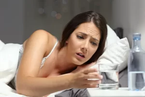 Woman In Bed Feeling Thirsty E1649822044854 مجلة نقطة العلمية