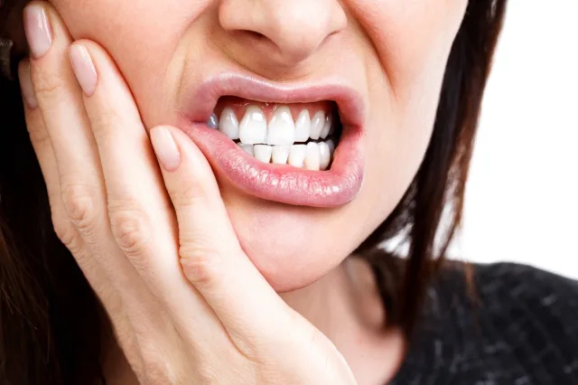 woman tooth teeth pain ache هل هناك علاقة بين سوء صحة الفم ومرض الزهايمر؟ مجلة نقطة العلمية