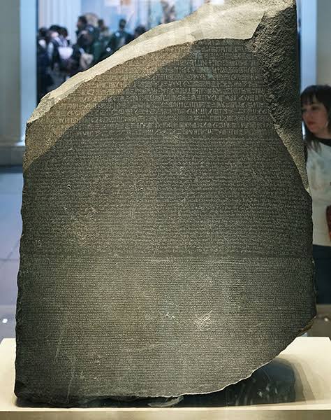 صورة لحجر رشيد الذي اكتشف في مدينة رشيد بمصر ثم نقل إلى المتحف البريطاني.
