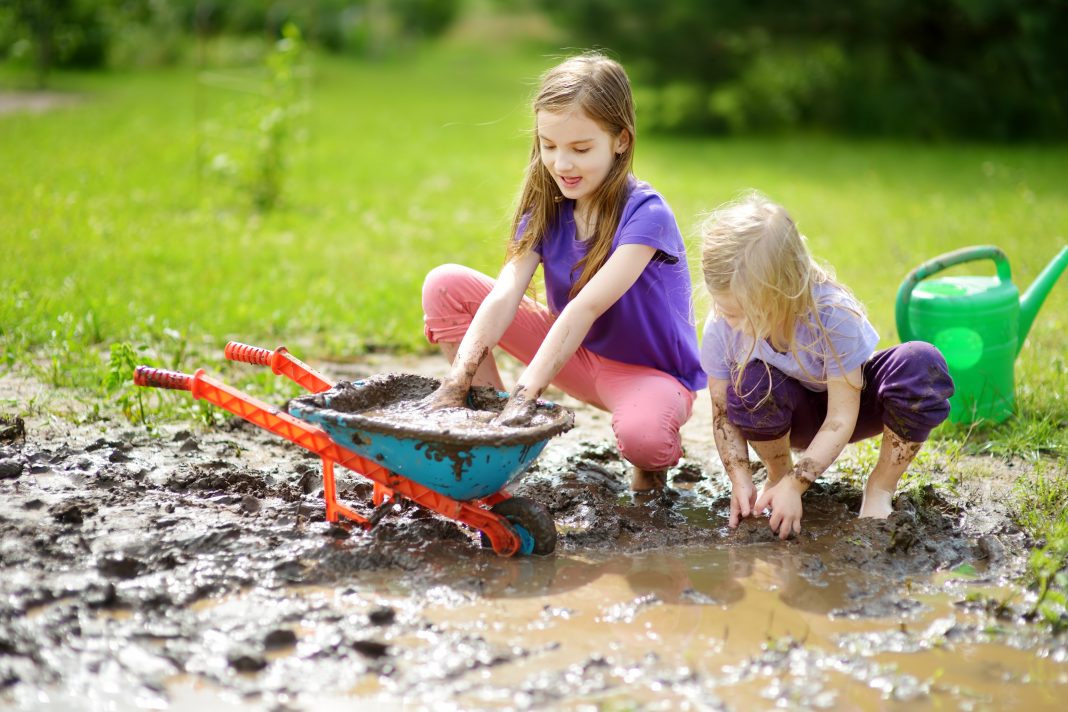 Mud Play 1068x712 1 هل يصلح الطين ما أفسد الدهر؟ .. أهم الفوائد للعب الأطفال بالطين مجلة نقطة العلمية