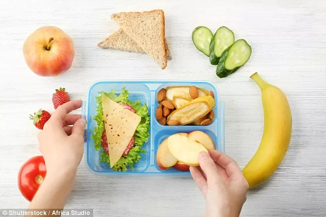 أظهرت دراسة أجريت على علب تخزين أغذية الأطفال أن تسخين الأطعمة في علبها البلاستيكية في الميكروويف يطلق الملايين من قطع البوليمر إلى أطعمتنا.