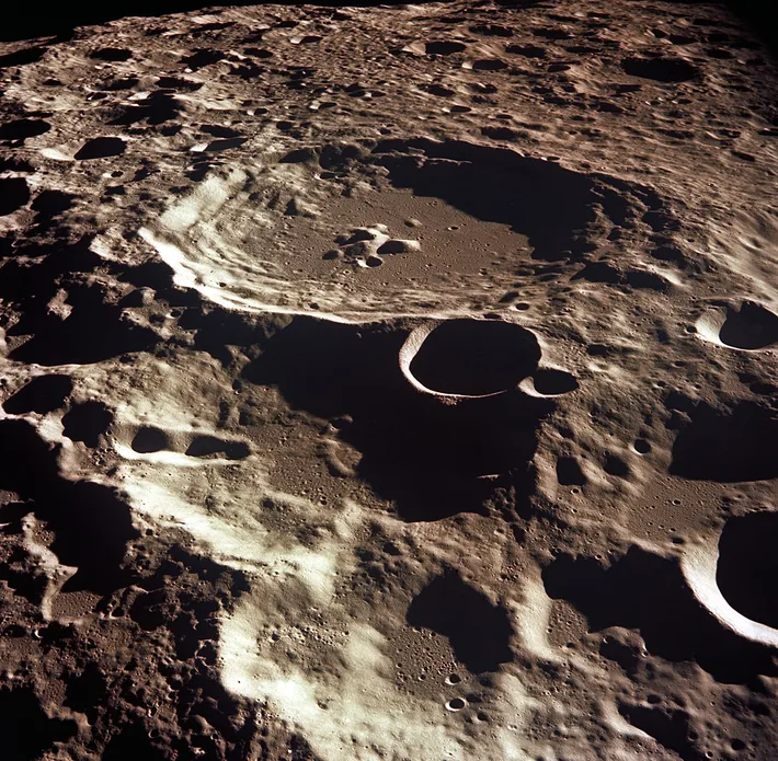 ٥ - لماذا يوجد الكثير من الحفر على سطح القمر؟