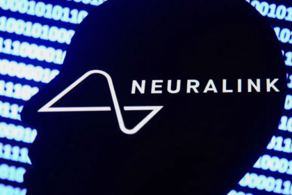 شركة نيورالينك، التي أسسها إيلون ماسك في 2016، إلى تطوير تقنيات متقدمة لواجهة الدماغ والآلة لإقامة اتصال مباشر بين الدماغ البشري والأجهزة الخارجية، بهدف معالجة الحالات العصبية وتعزيز قدرات الإنسان.
